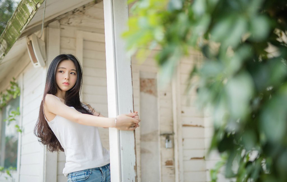 也许一个人会变成原来最讨厌的样子，只是因为要适应这个社会罢了。